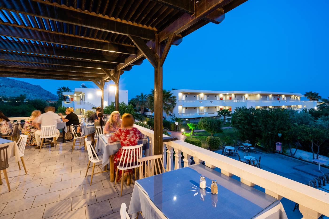 Lardos-Bay-Restaurant-25