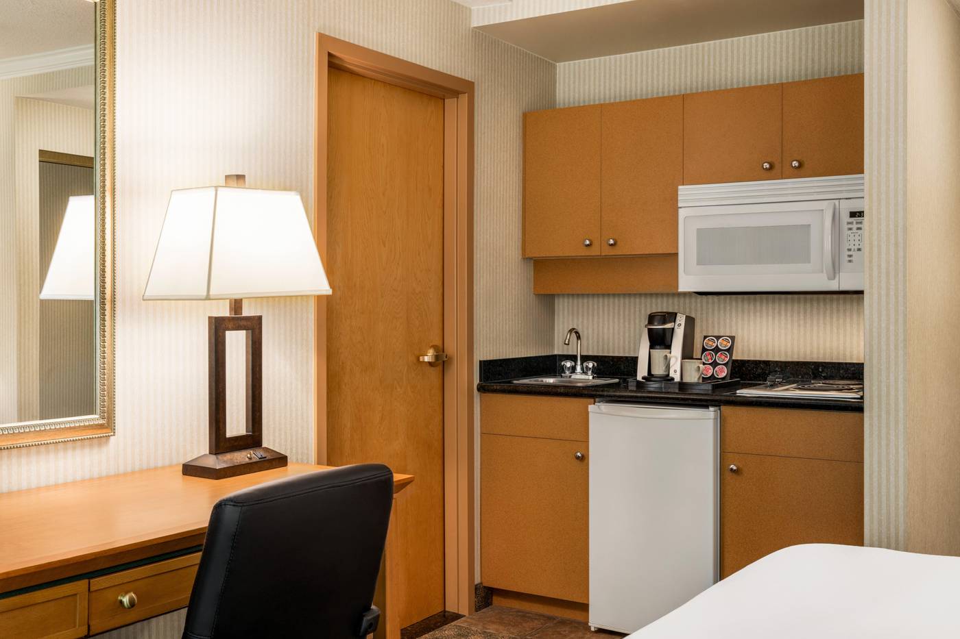 Holiday-Inn---Suites-North-Vancouver-Room-9