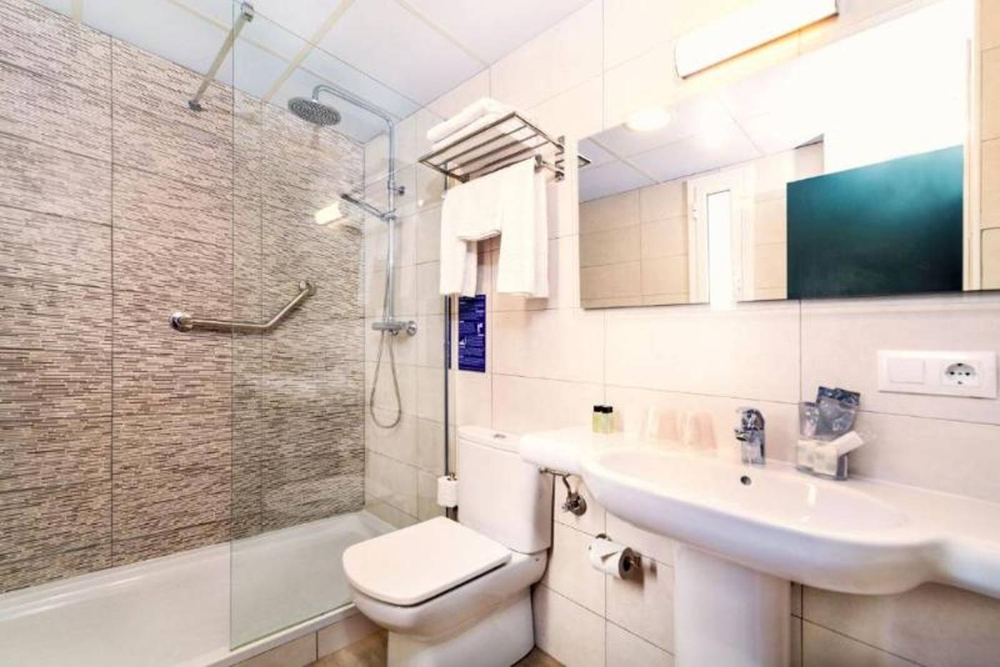 Xaine Park - Double or Twin Bed Room