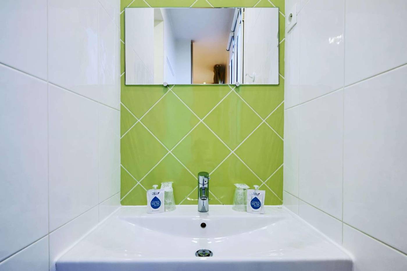 Kyriad-Par----s-10---Canal-Saint-Martin--R----publique-Room-56