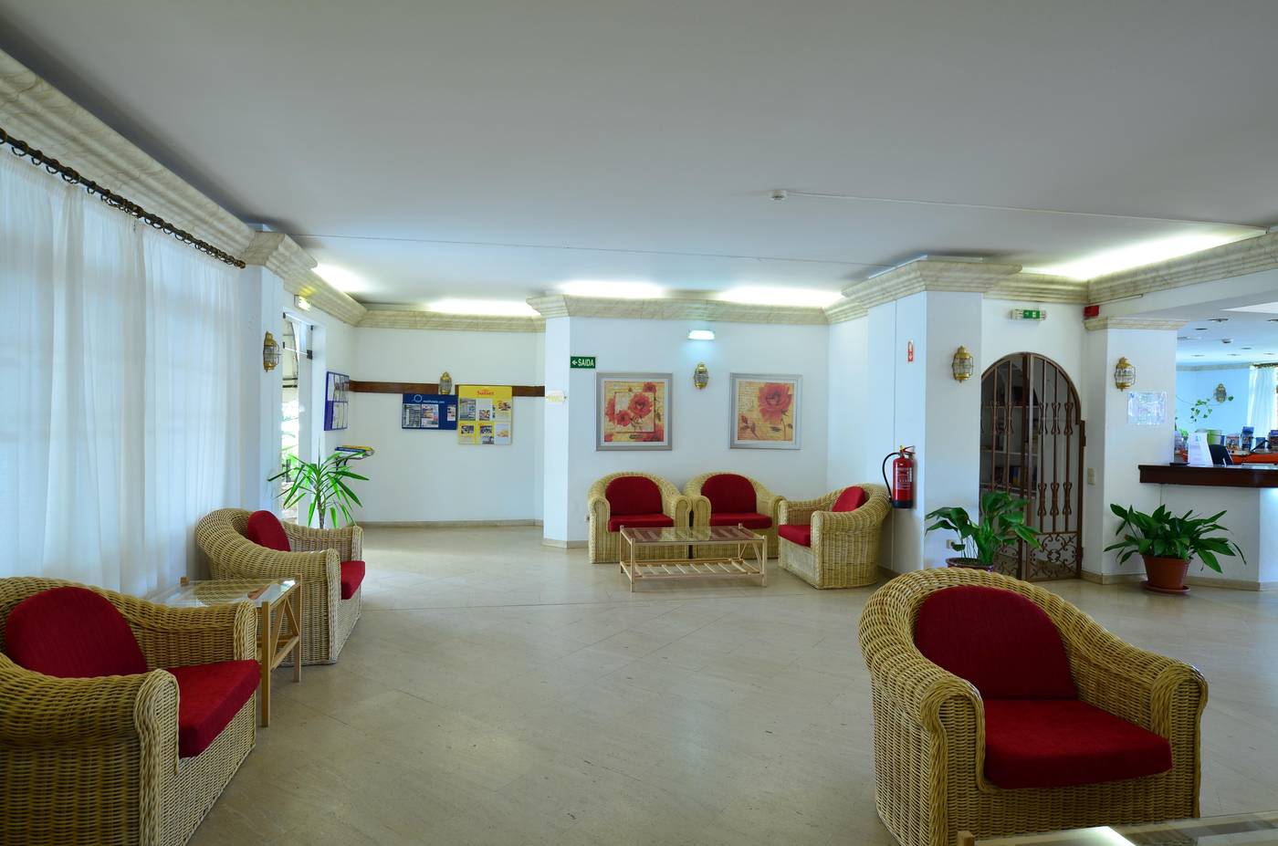 Mirachoro-Praia-Da-Rocha-Lobby-35