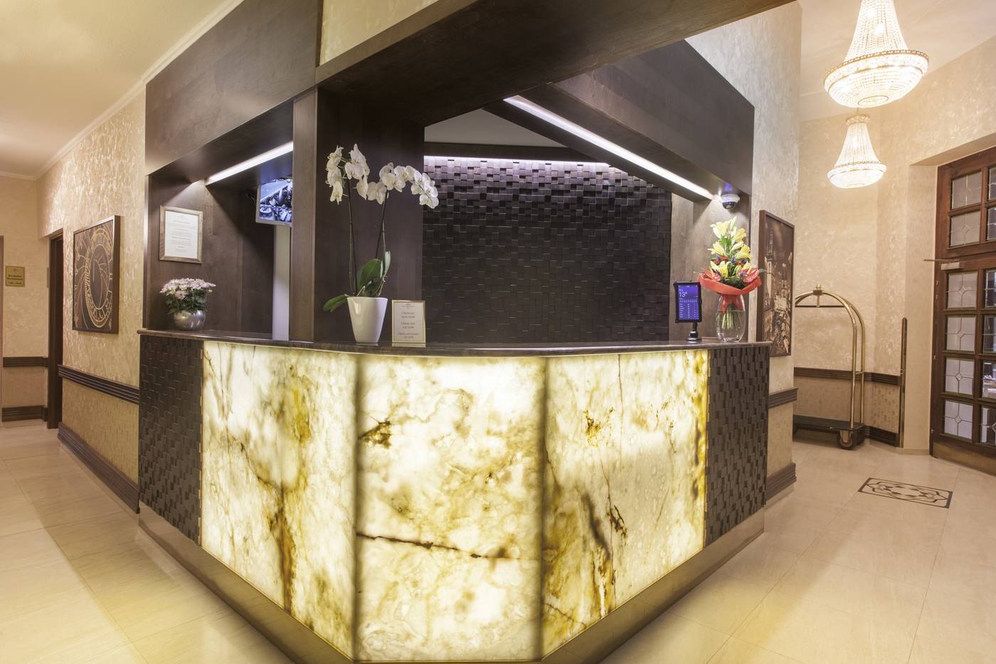 Green-Garden-Hotel-Lobby-11