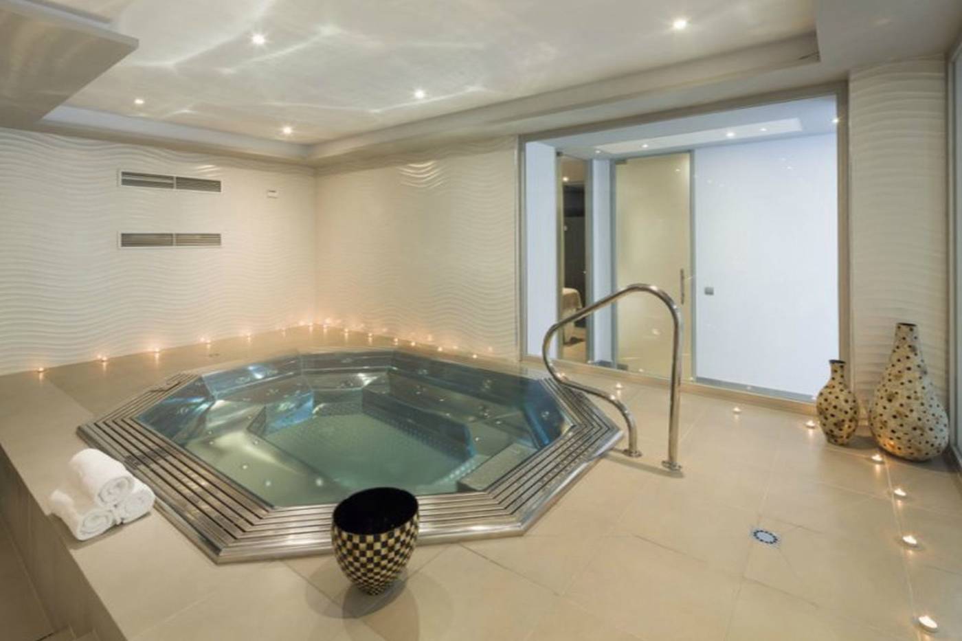 Axel-beach-Ibiza---Adults-Only-Sports-and-Entertainment-31