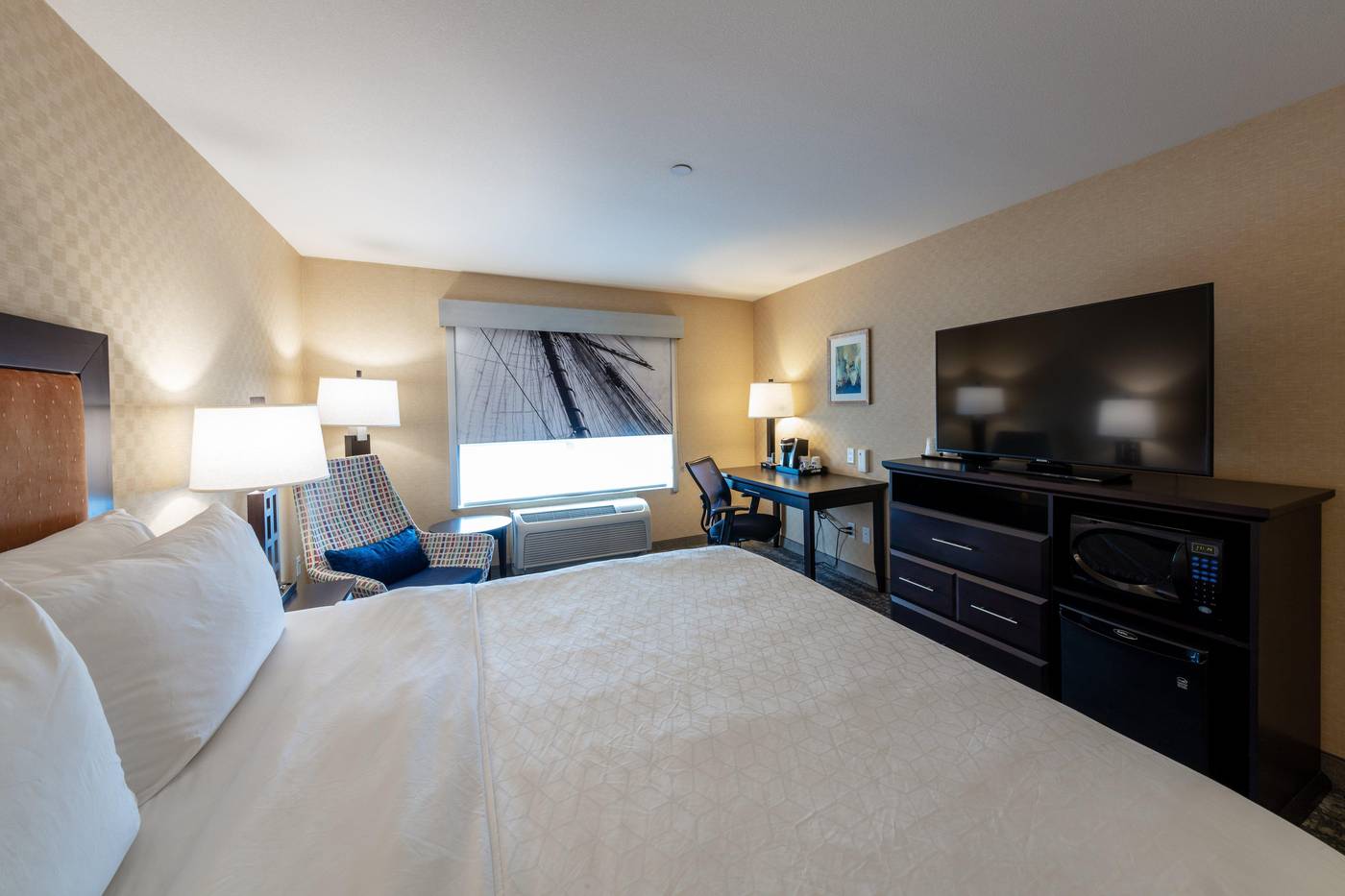 Holiday-Inn-Express---Suites-Riverport-Room-28