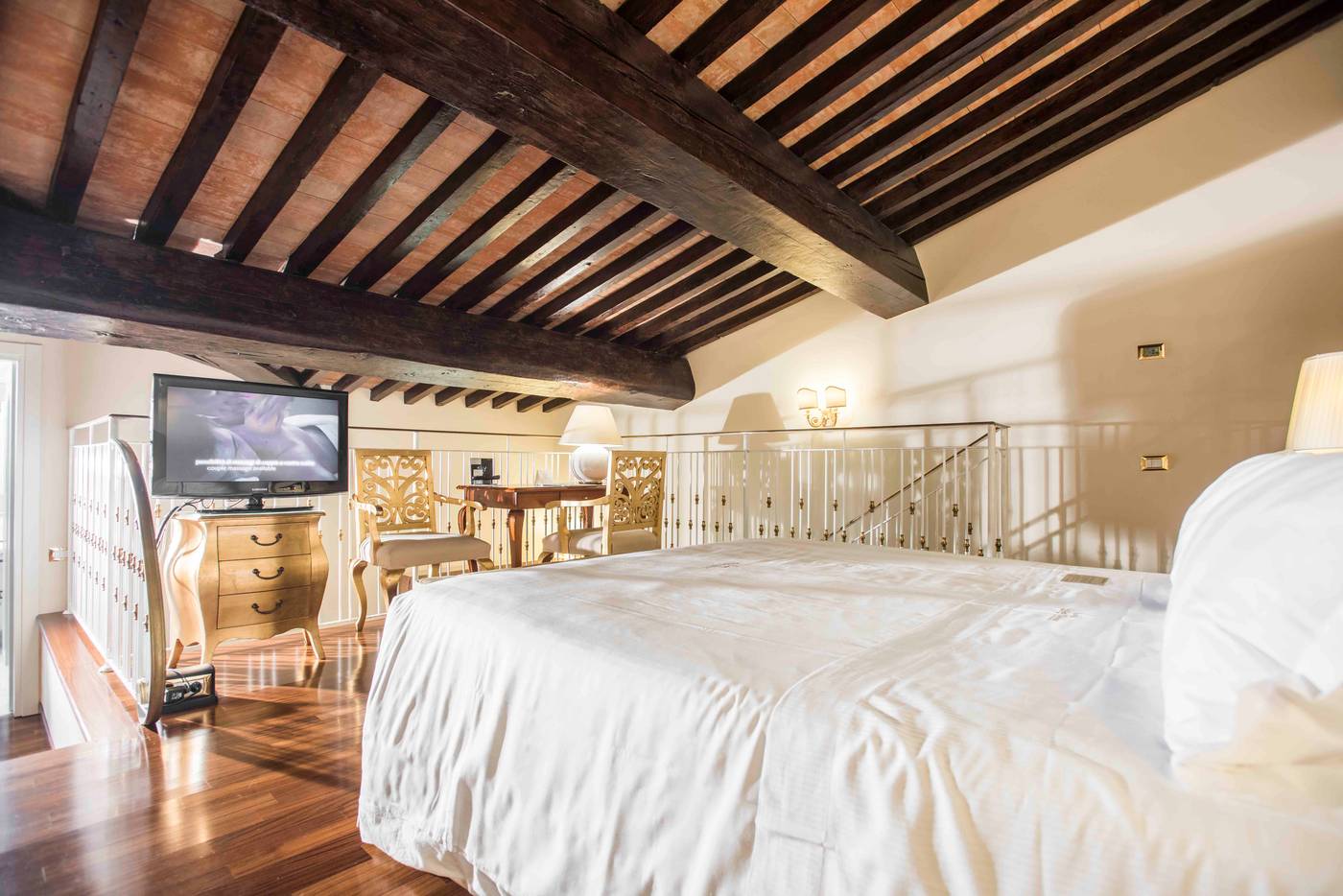 Golden-Tower-Hotel---Spa-Room-48