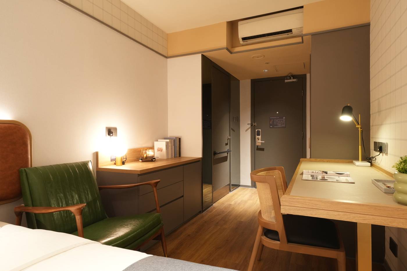 Dash-Living-on-Hollywood-Room-19