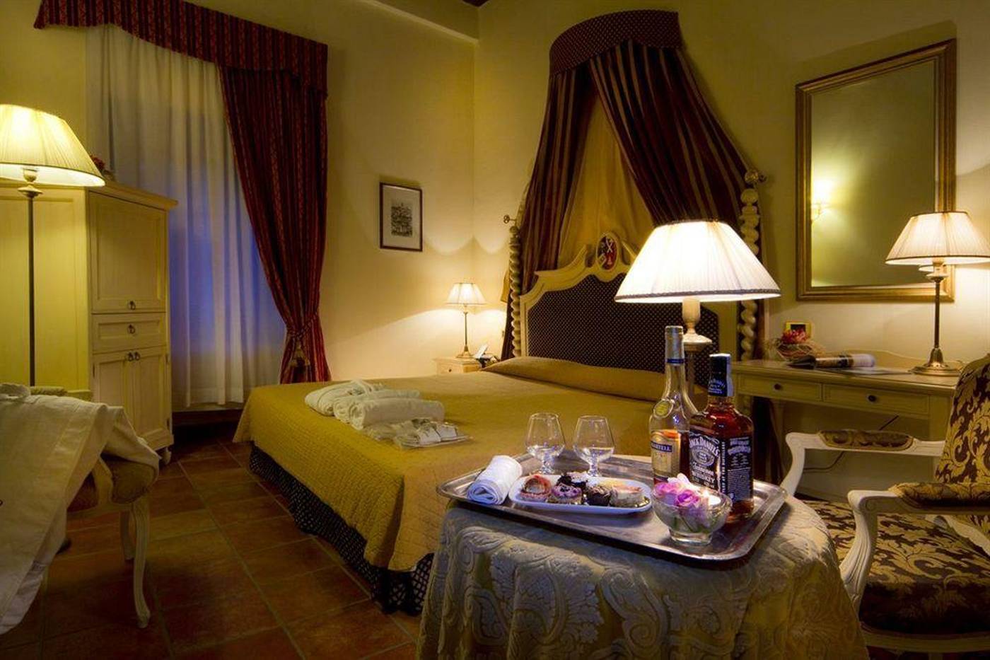 Castello di Leonina-Italy-Asciano (Siena)-Room-8