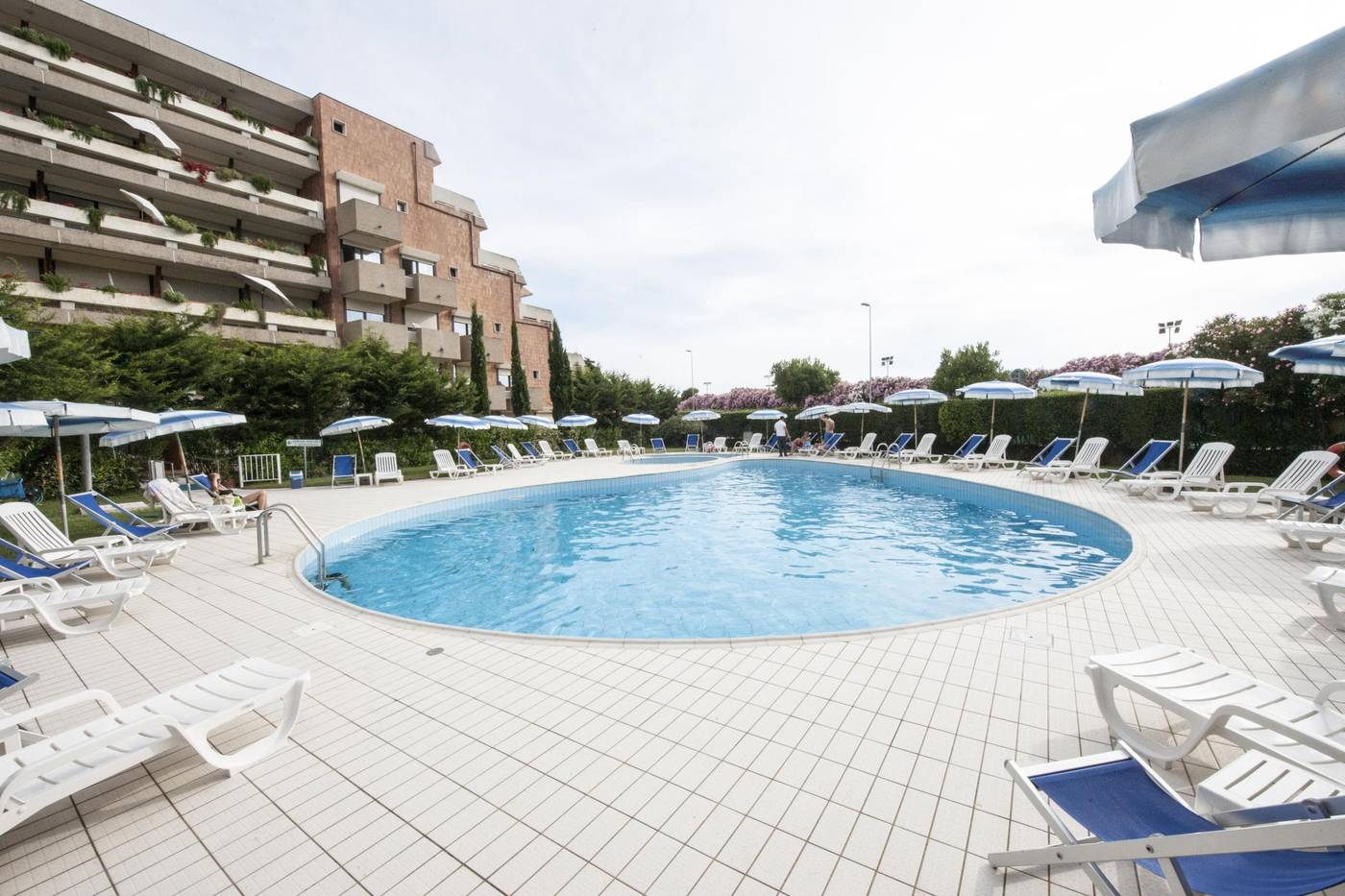 Suite-Marilia-Apartments-Pool-41