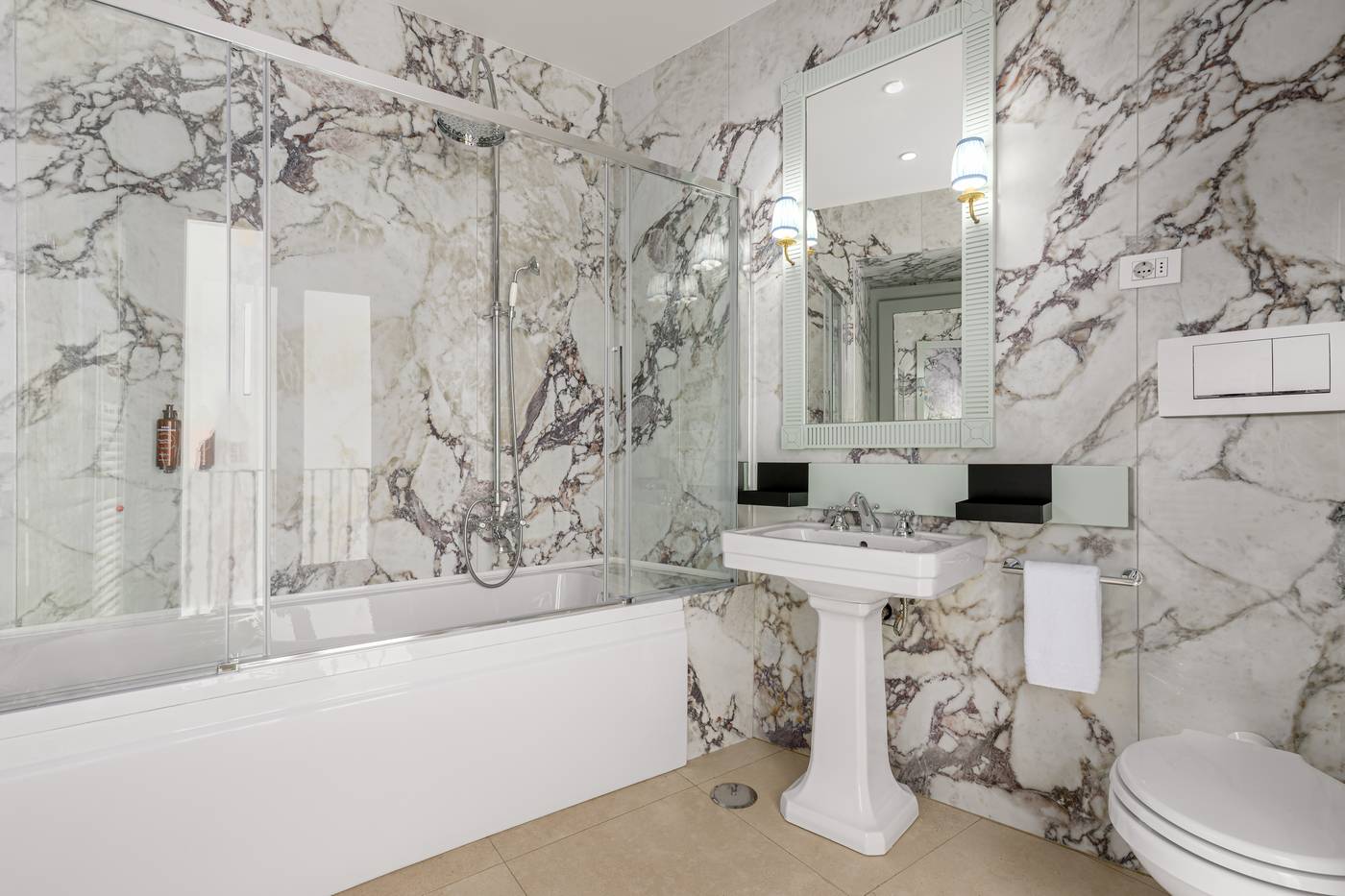 Room-Mate-Isabella-Room-47