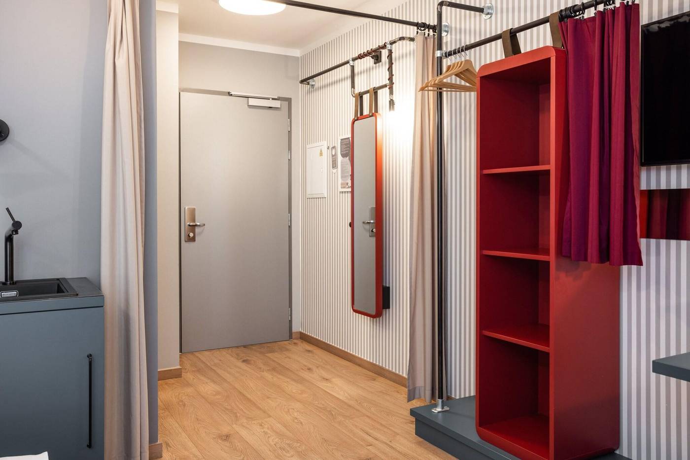 Miss-Sophie-s-Downtown-Room-61