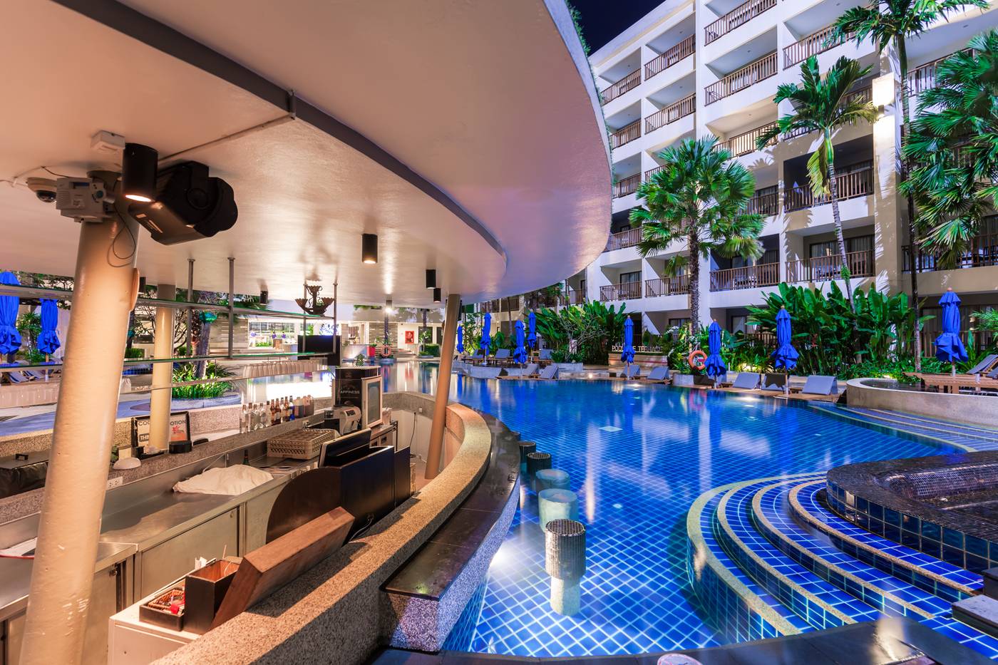 Deevana-Plaza-Phuket-Bar-66