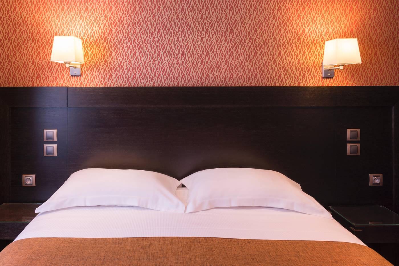 Volney-Opera-Room-13