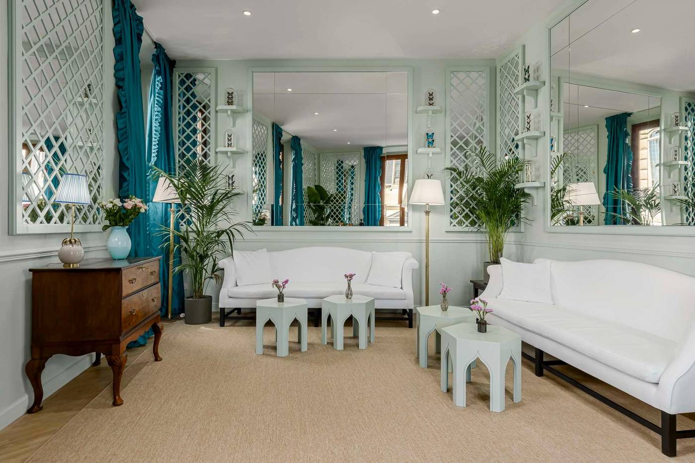 Room-Mate-Isabella-Bar-1