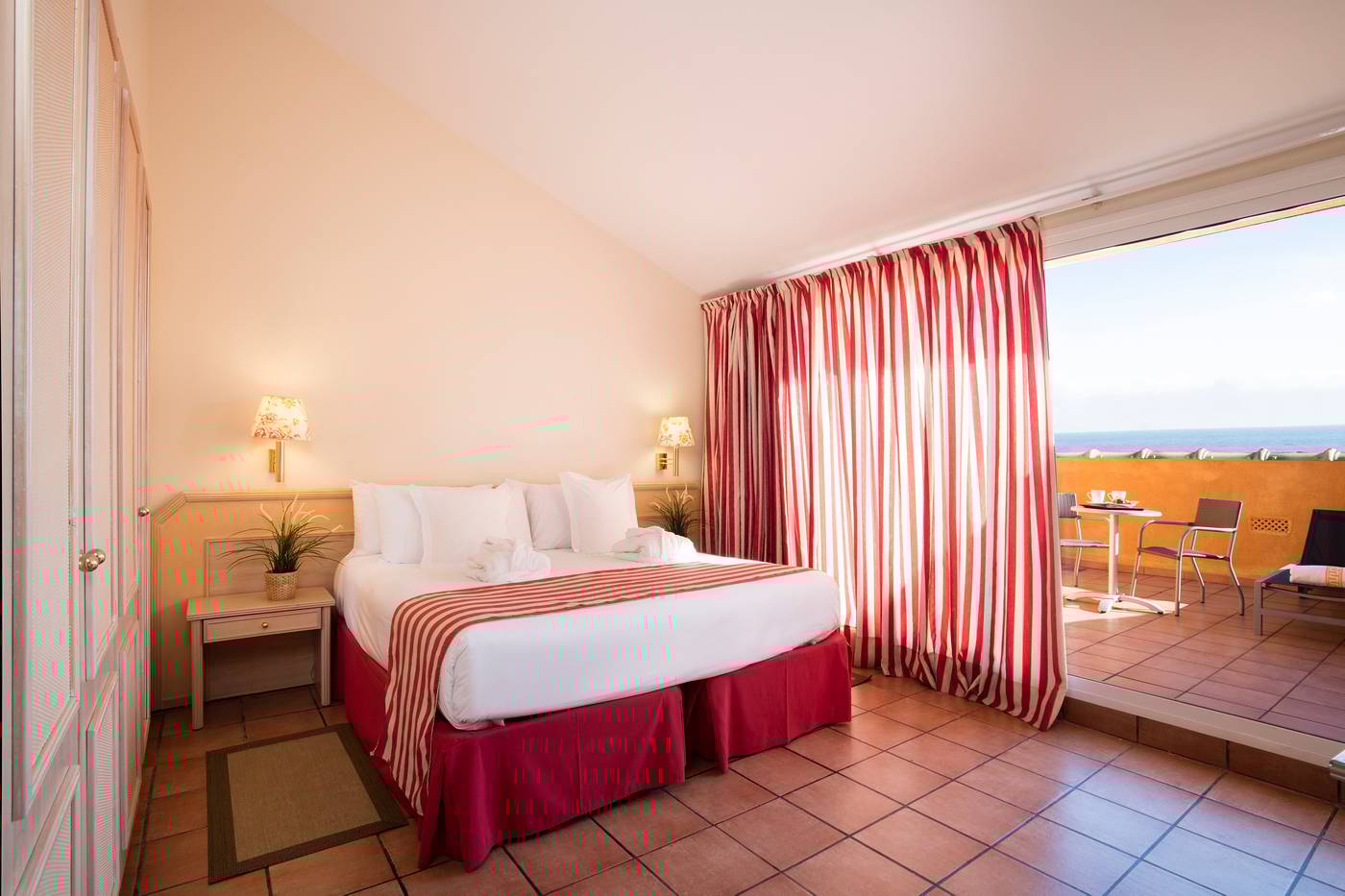 Luna-Club-Room-22