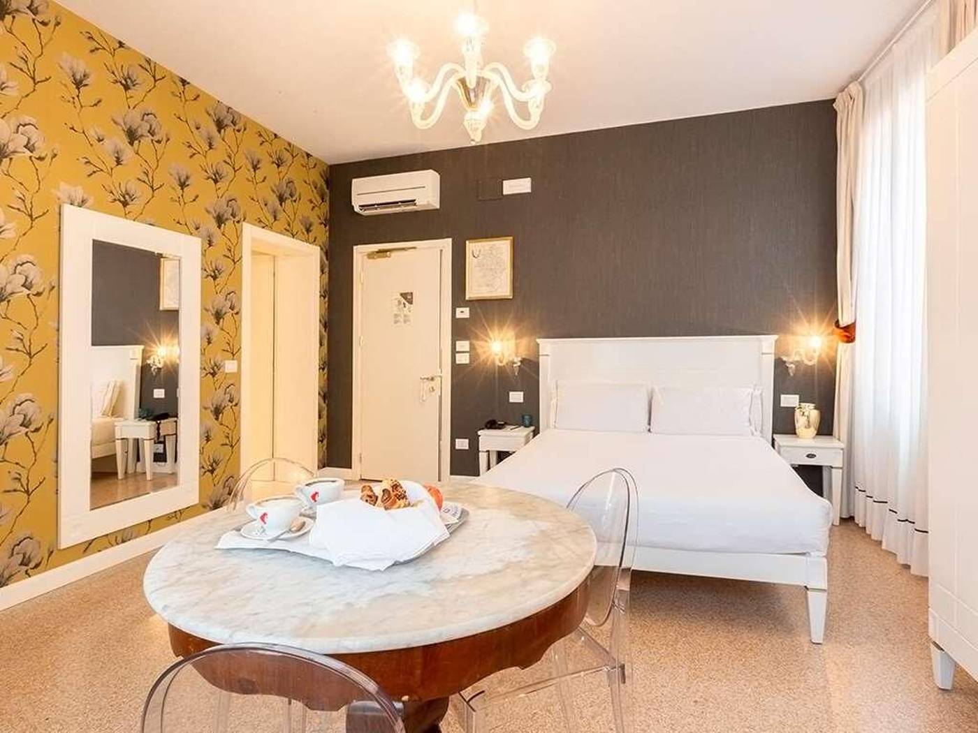 Sonder-Salute-Palace-Room-35