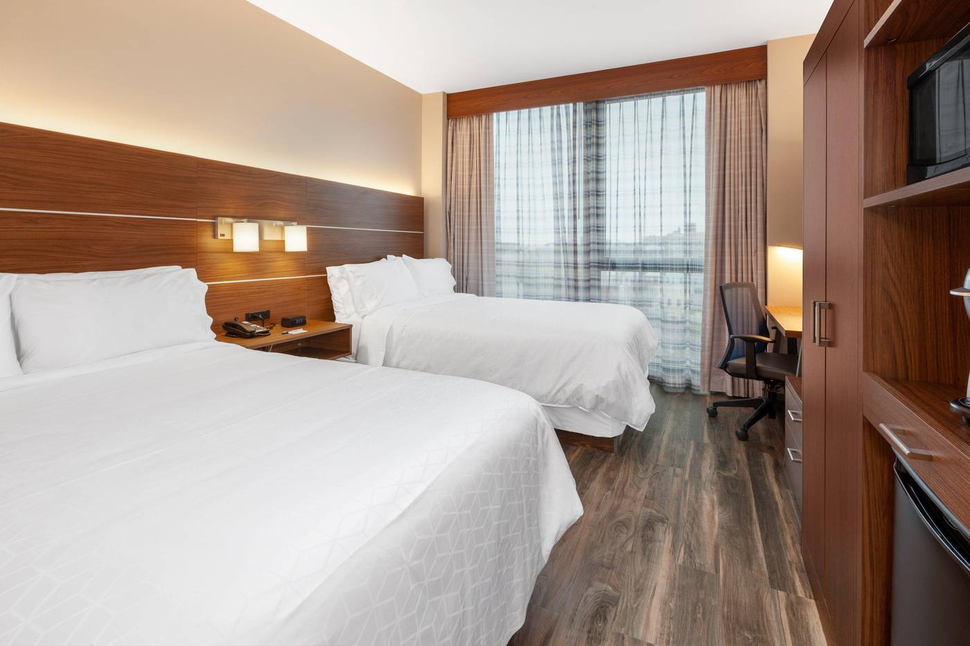 Holiday-Inn-Express-NYC-Brooklyn---Sunset-Park-Room-22