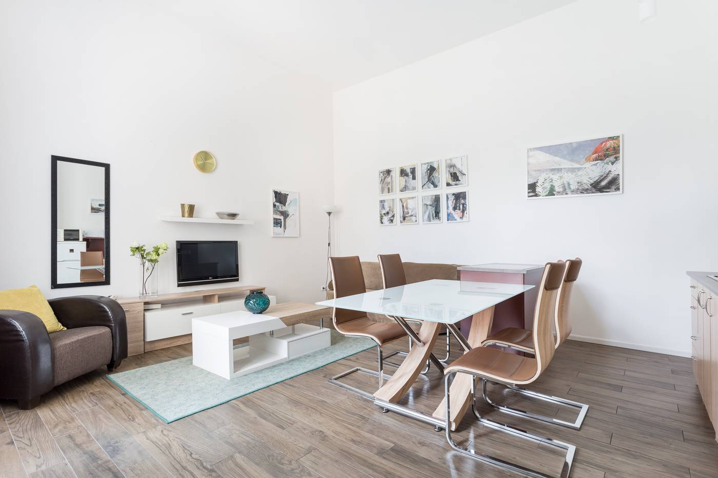 Hotel-Mika-Downtown-Room-15