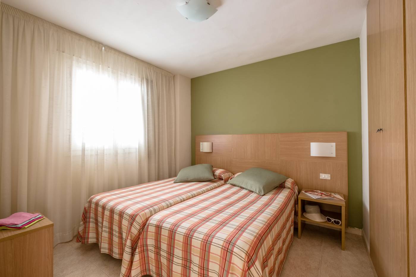 California-Apartments-III-Y-IV-Room-16