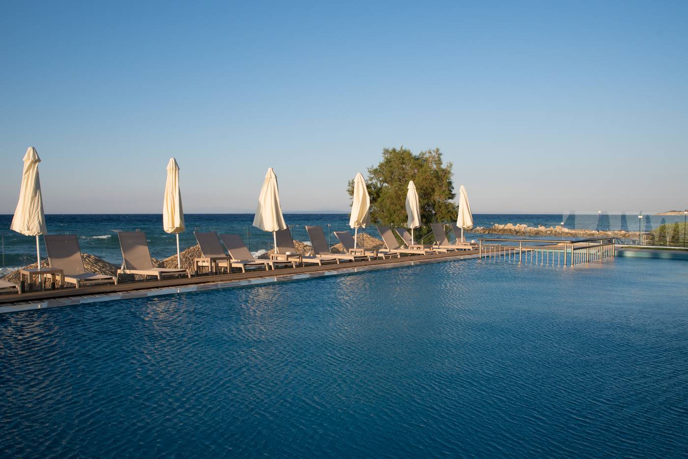 Golden-Coast-Resort---Spa-Pool-5