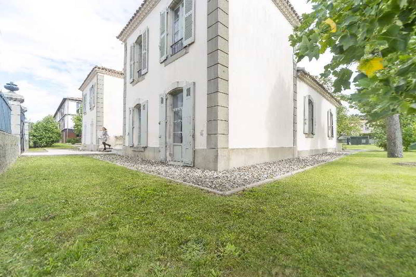 Cerise Carcassonne Sud-France-CARCASSONNE-General view-2