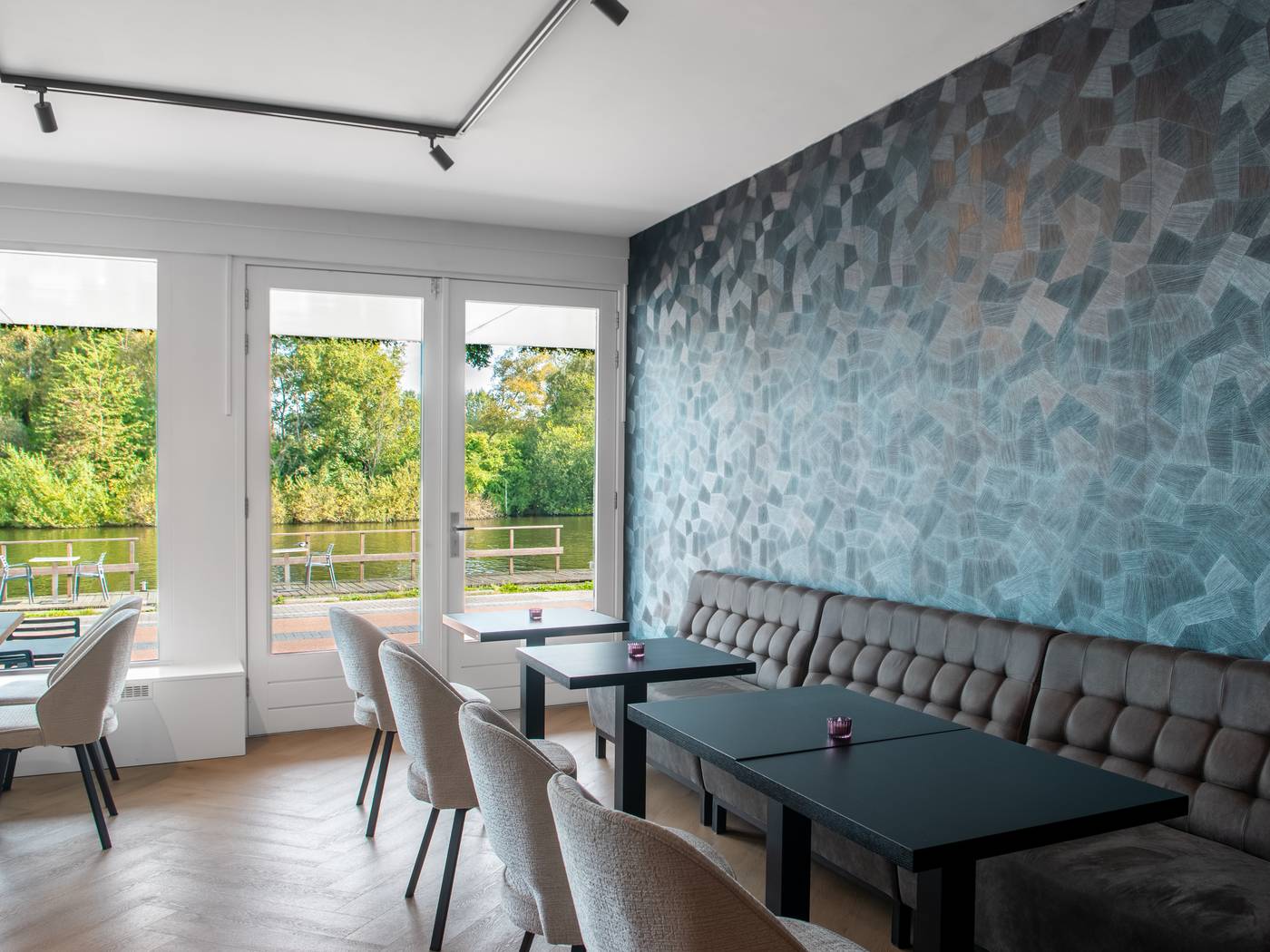 Amsterdam-Lake-Hotel-Lobby-15