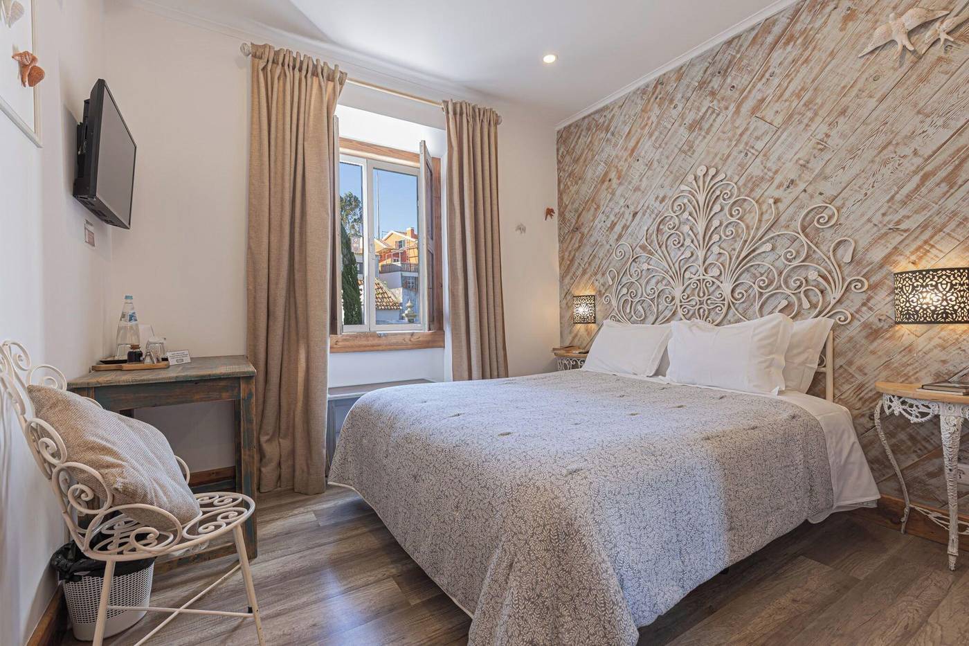 Ninho-Saloio-Room-12