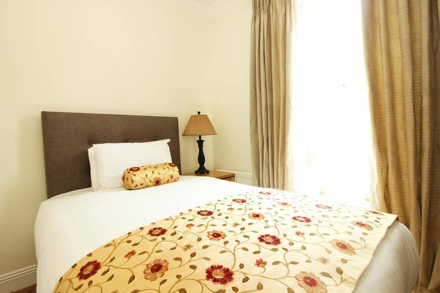 Tom-Dick-and-Harriet-s-Room-18