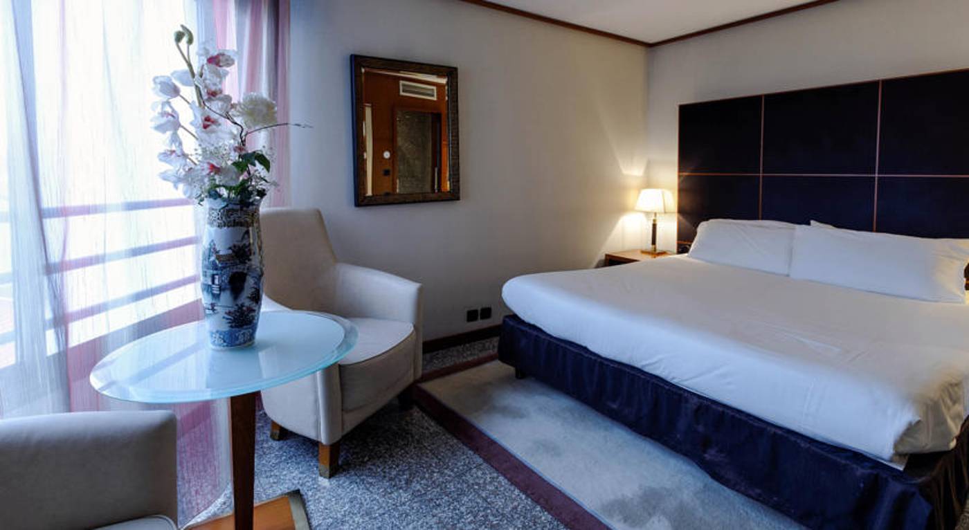 Goldstars Resort & Suites