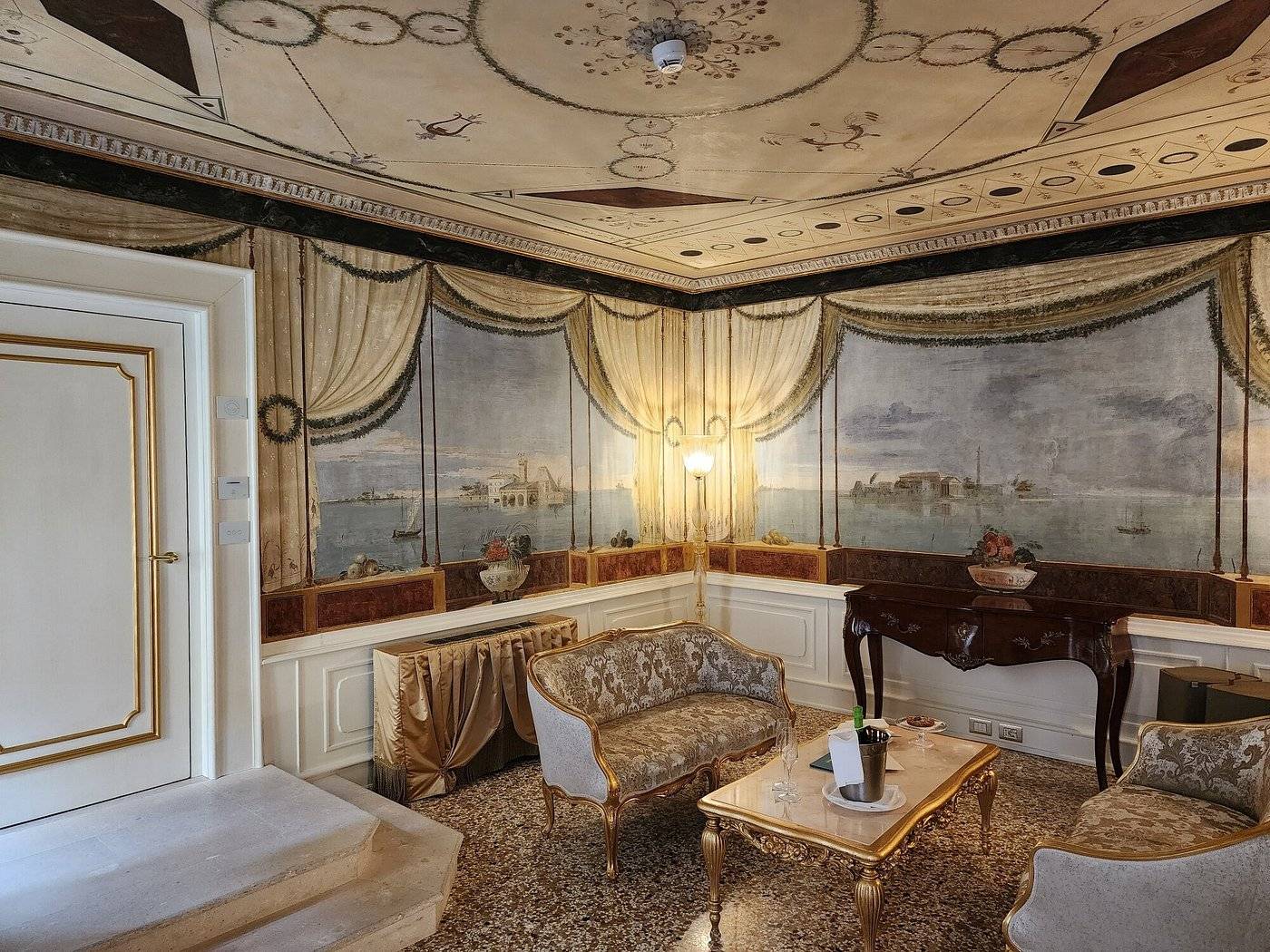 Ca-Bonfadini-Historic-Experience-Room-38