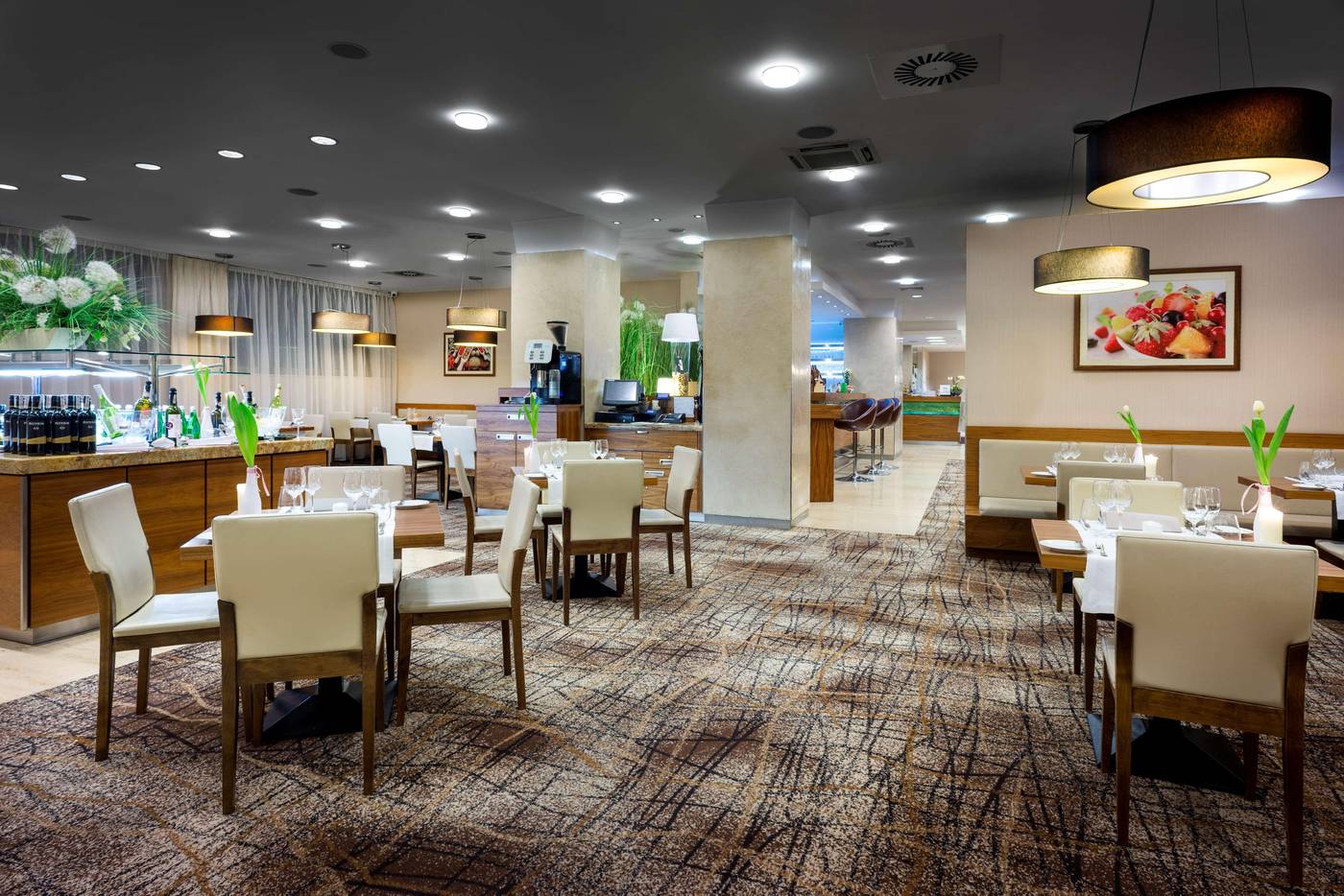 Hilton-Garden-Inn-Krakow-Restaurant-14