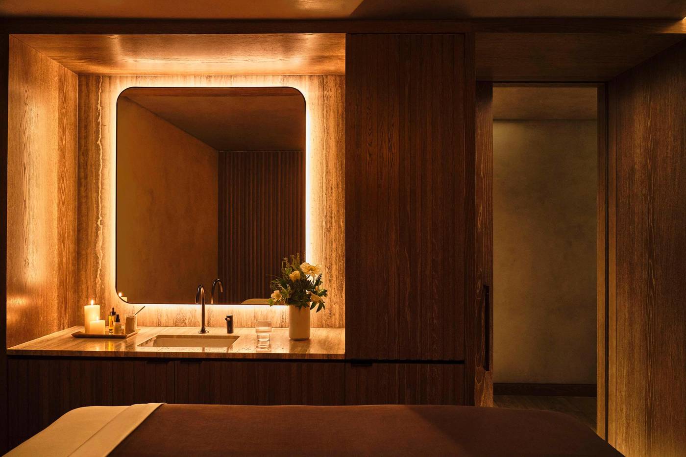 Conrad-Los-Angeles-Sports-and-Entertainment-90