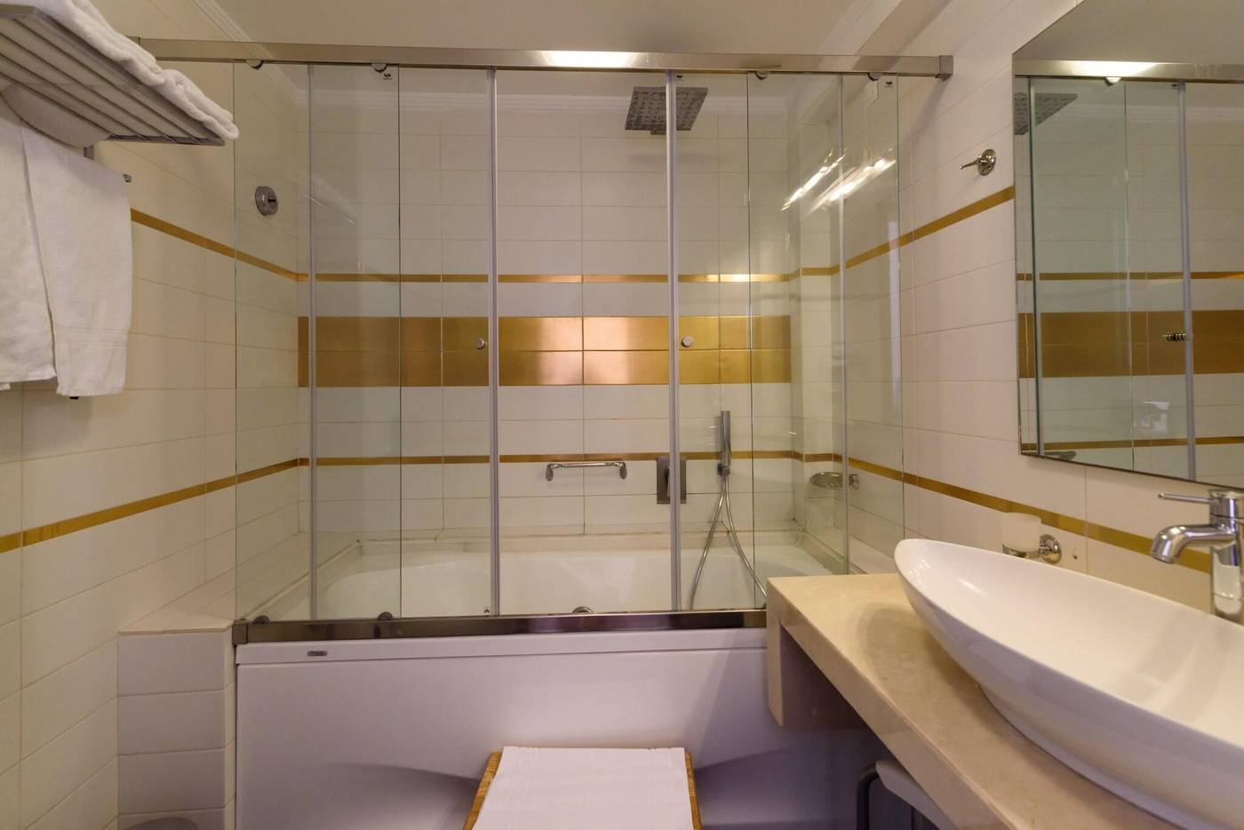 La-Mer-Deluxe-Spa-Resort---Conference-Center---Adult-Only-Room-43