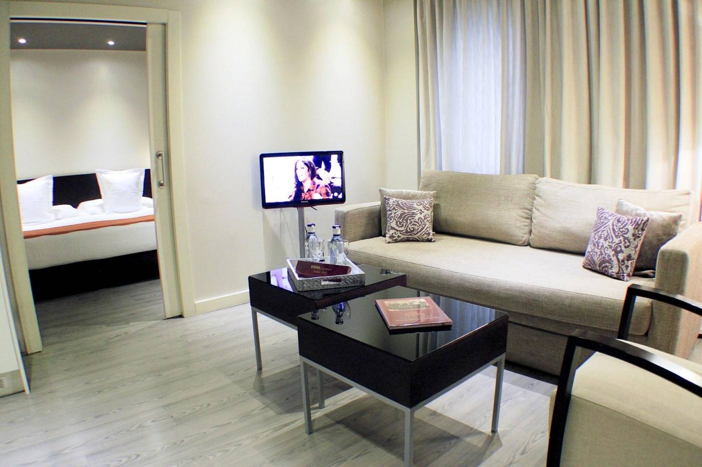 Suites-Viena-Plaza-de-Espa----a-Room-5