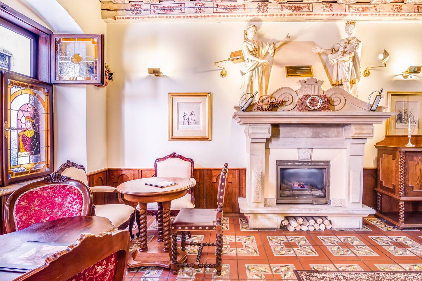 The-King-Charles-General-view-8