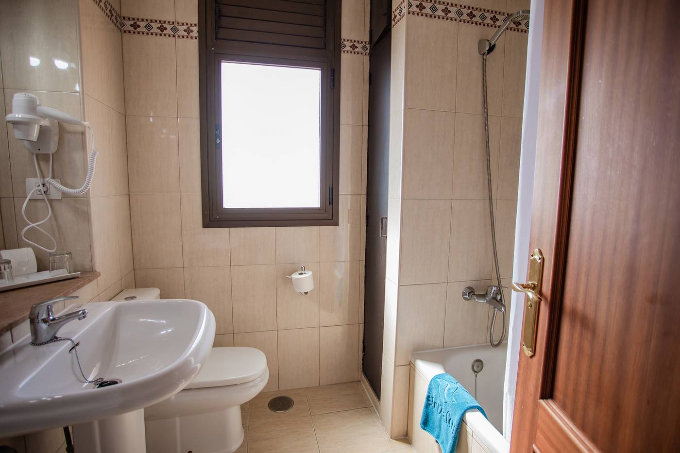 Premium One Bedroom Apartment - Sea View. Bathroom with sink, toilet and bath / shower. Mirror and hairdryer.