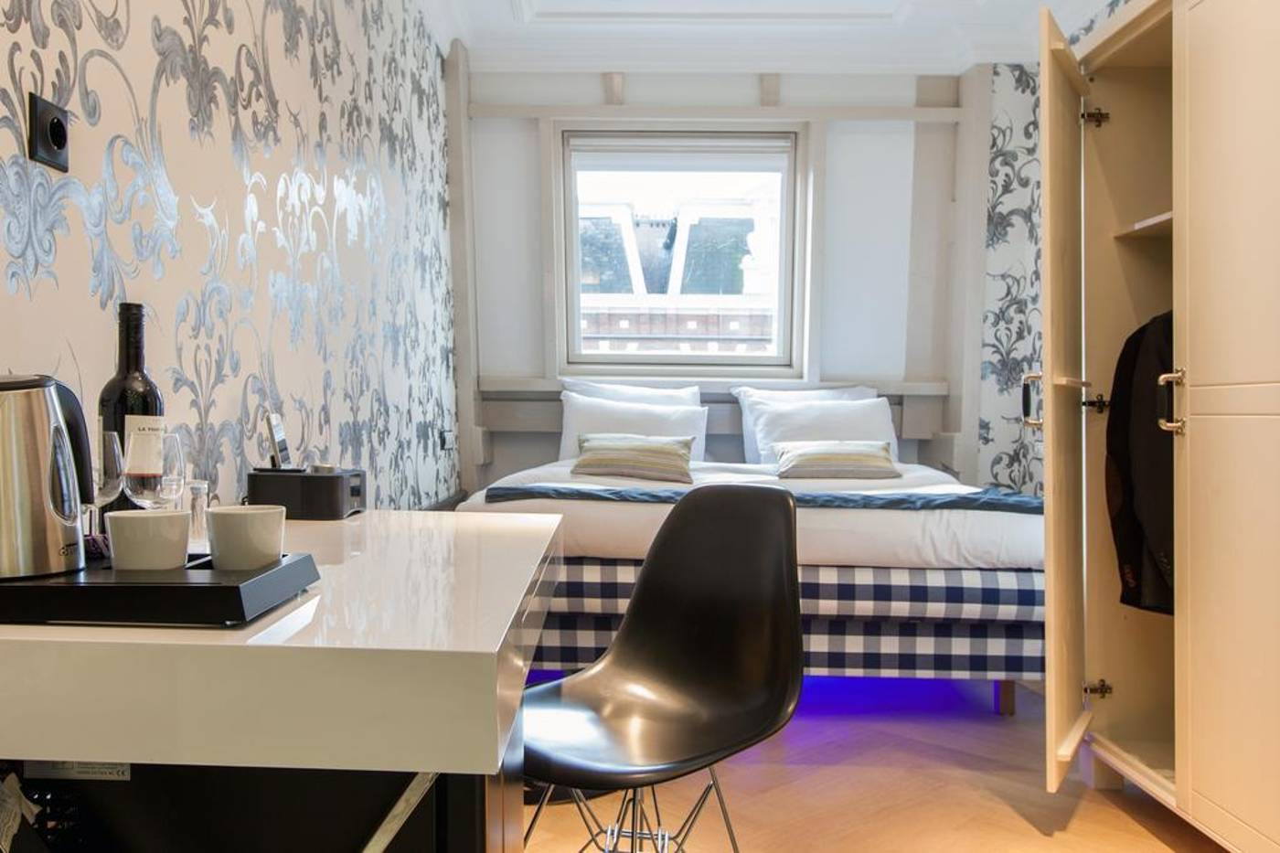 Amsterdam-Canal-Hotel-Room-21