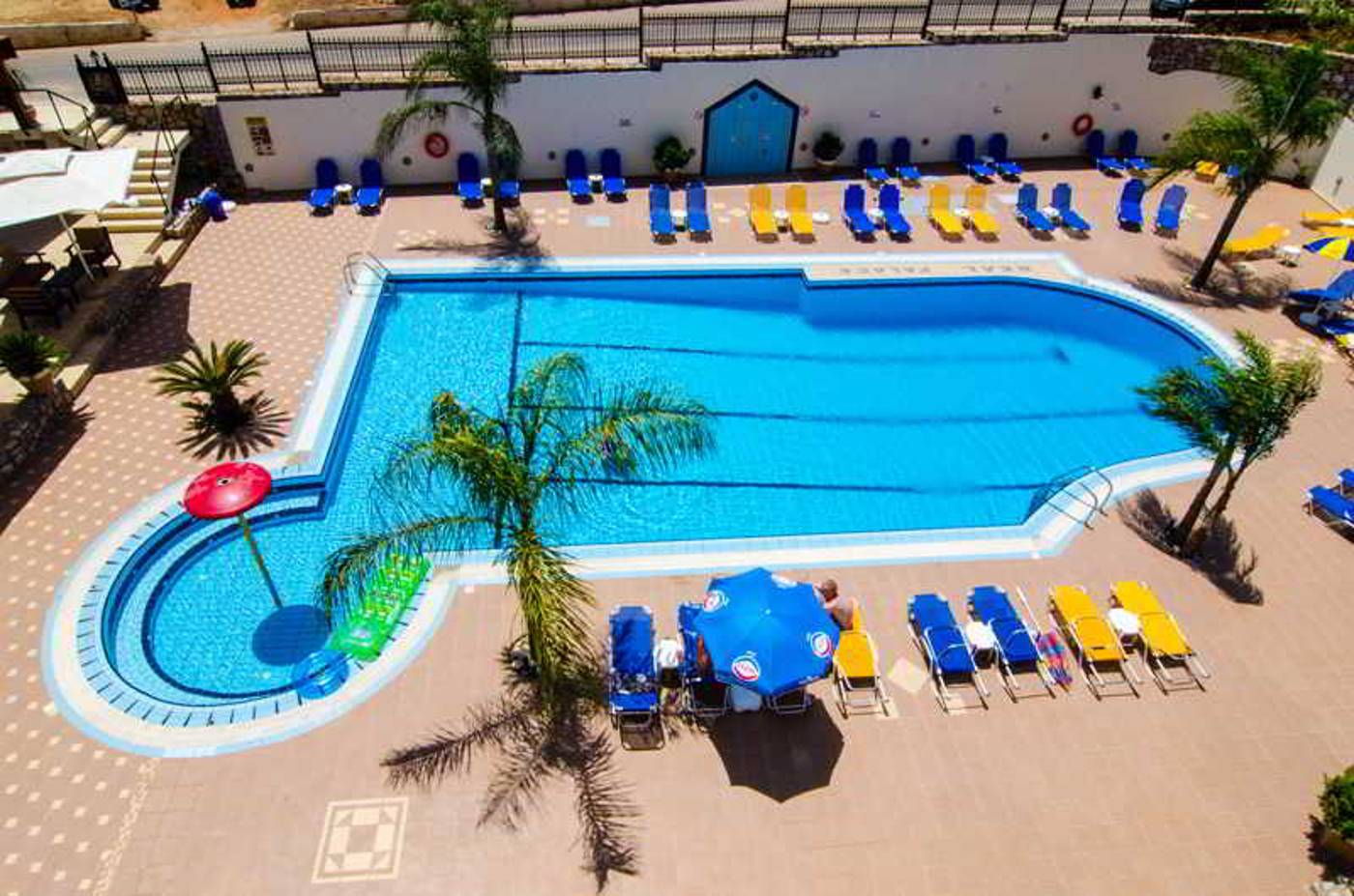 Real-Palace-Hotel---Studios-Pool-5