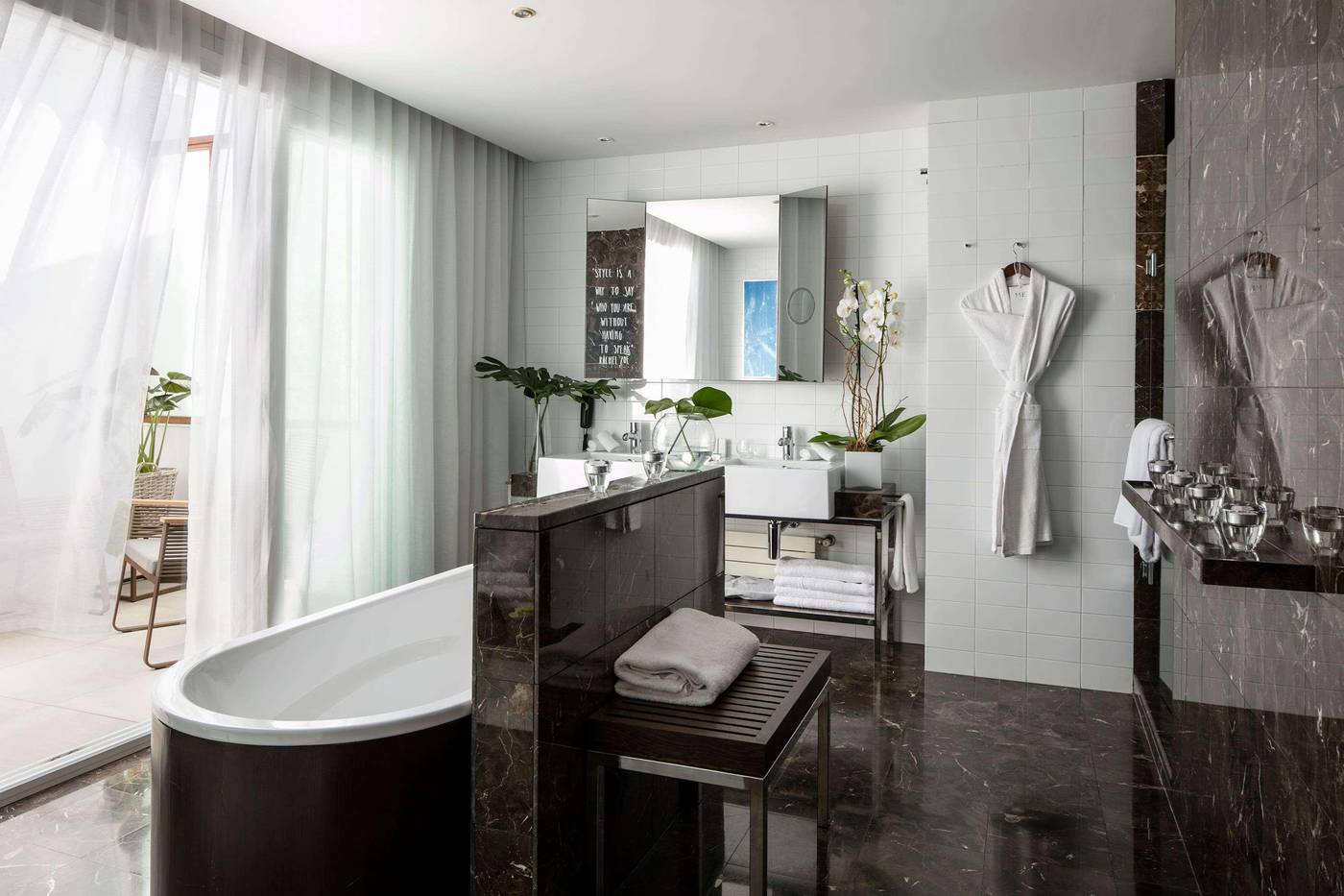 ME-Madrid-Reina-Victoria-Room-40