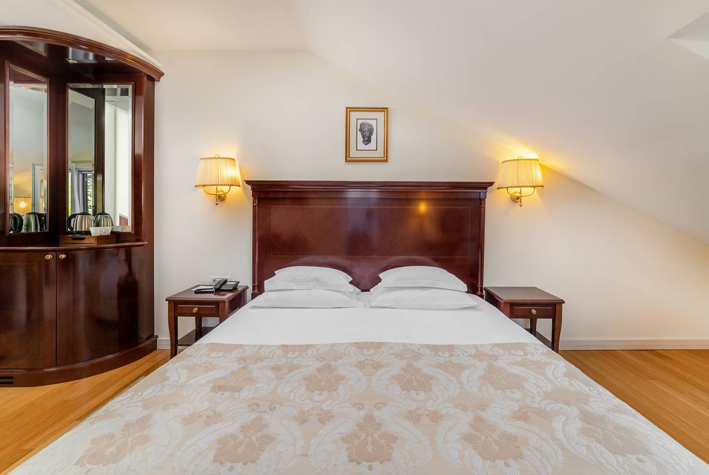 President-Solin-Room-25