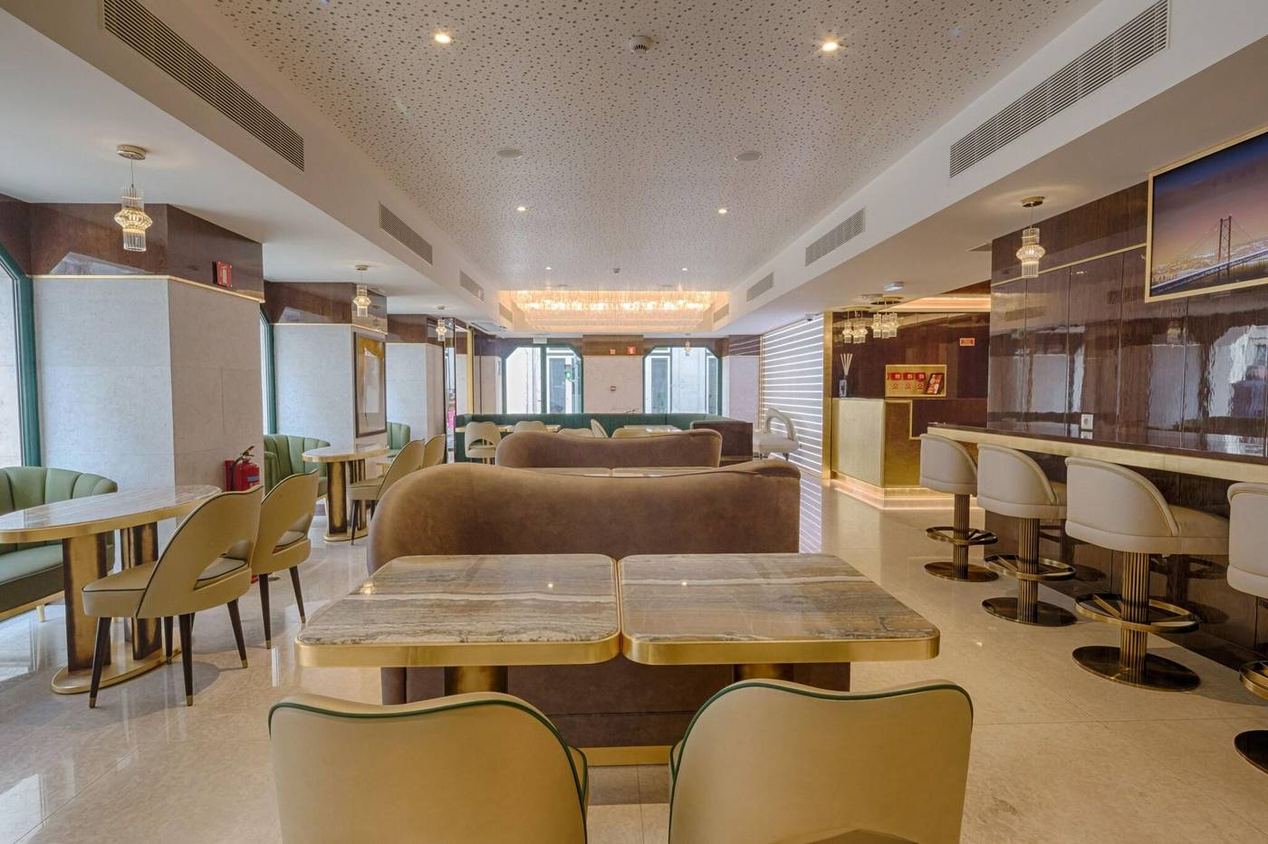 Meraprime-Gold-Design-Hotel-Lobby-2