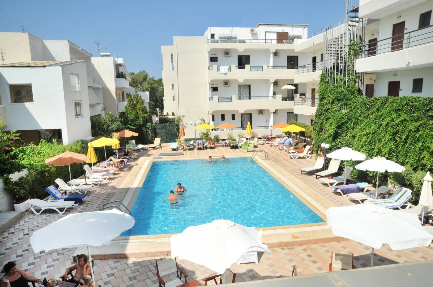 Santa-Marina-Hotel-Apartaments-Pool-4