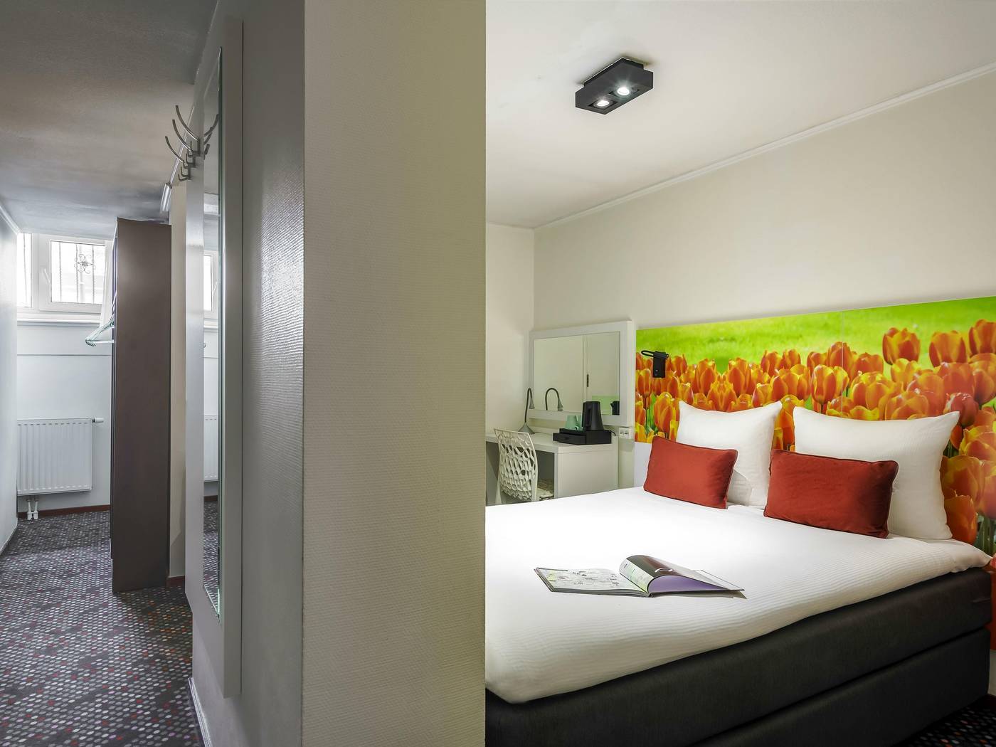 ibis-Styles-Amsterdam-City-Room-10