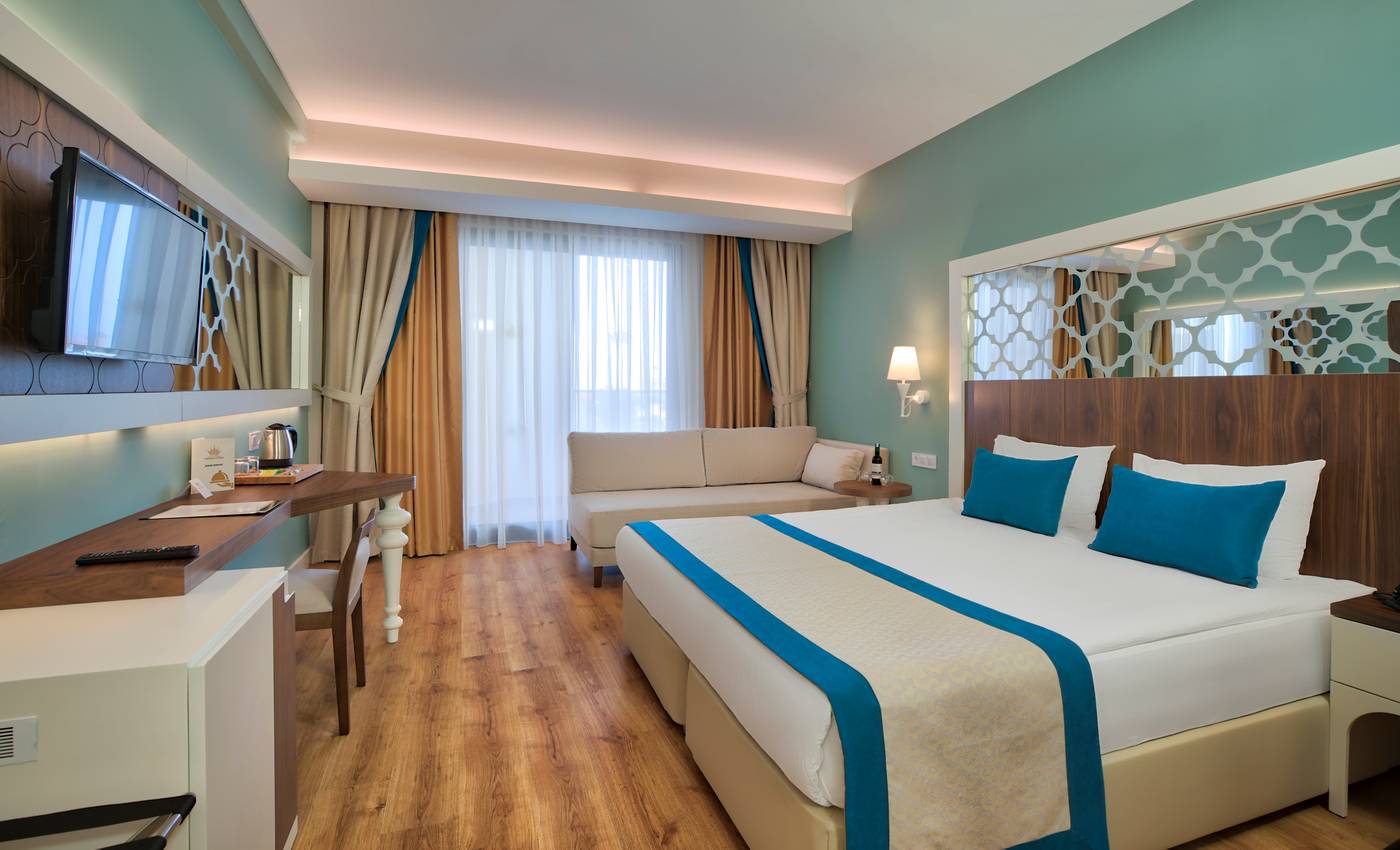 Side-Crown-Sunshine-Room-17