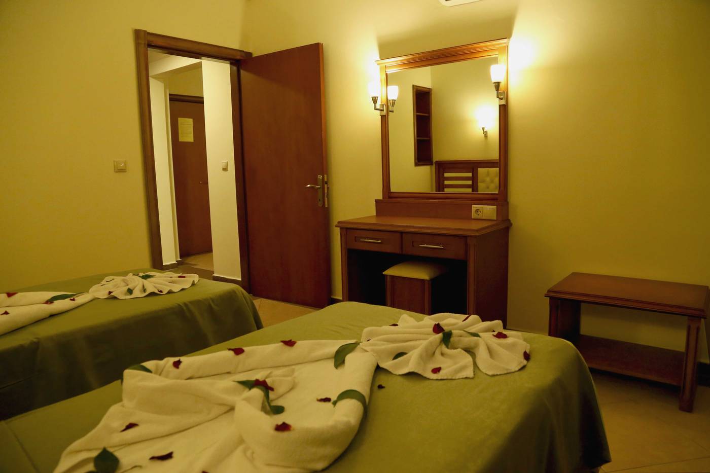 Club-Karakas-Room-83