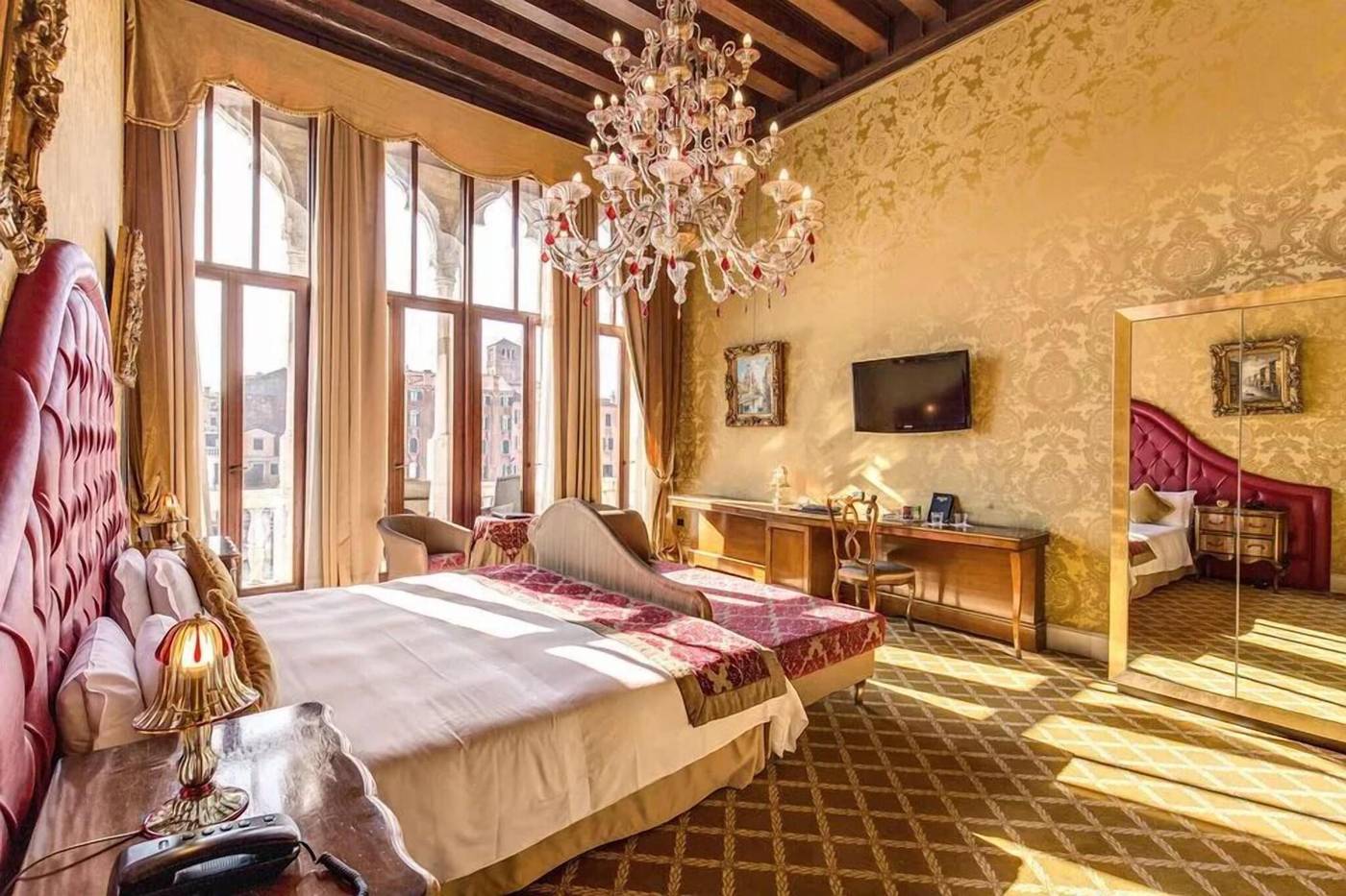 Pesaro-Palace-Room-17