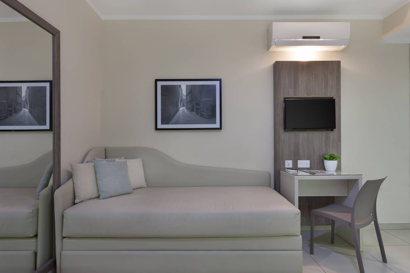 Hotel-115-The-Strand-Hotel-and-Suites-Room-17