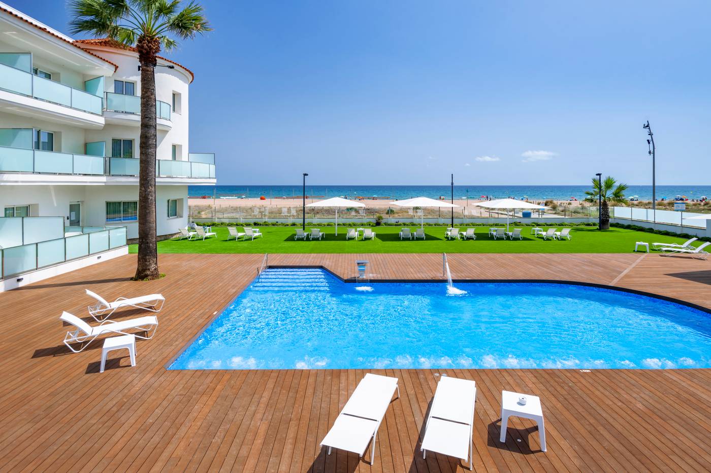 Apartamentos-Playa-De-Castelldefels-Pool-3