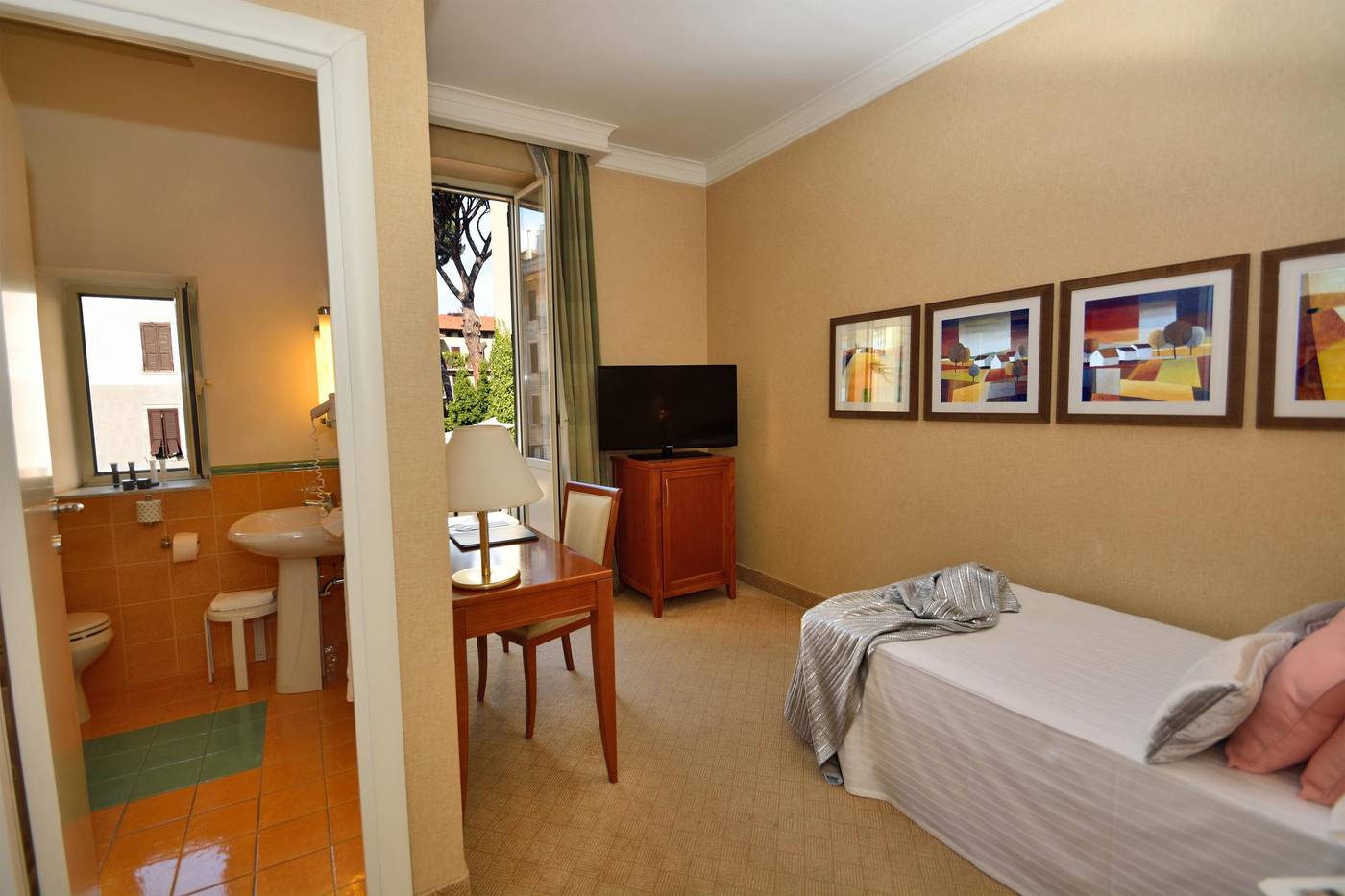 LH-Hotel-Lloyd-Rome-Room-7