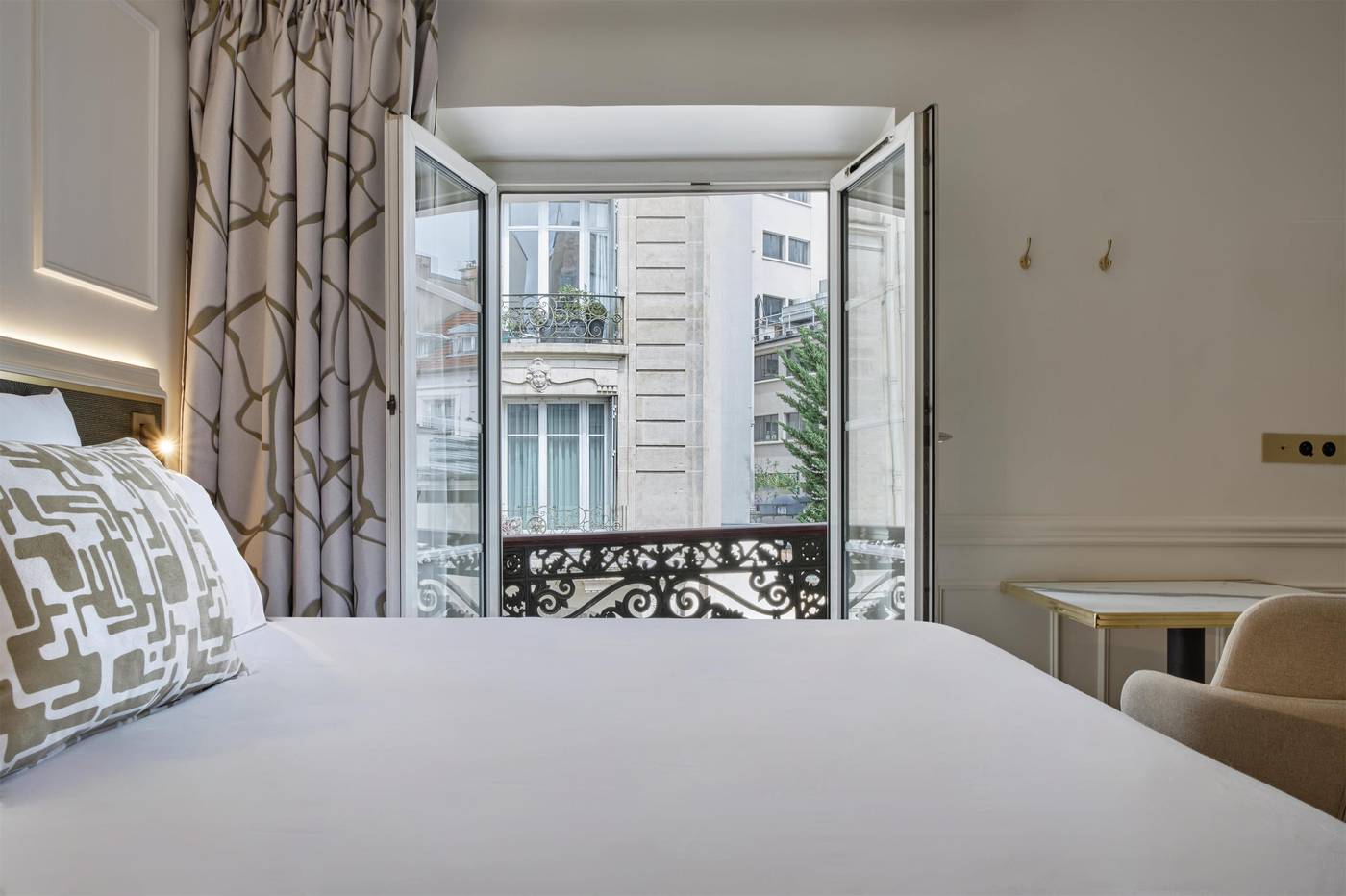 Moulin-Plaza-Room-31