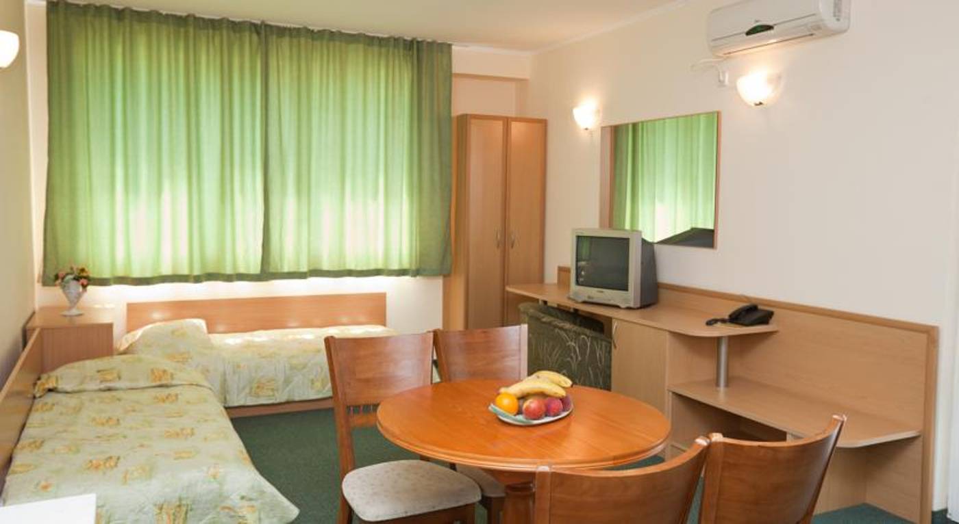 Sunny-Day-Club-Room-12